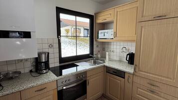 Coffee/tea maker, fridge, microwave, stovetop