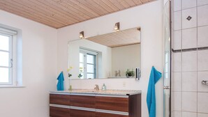 House | Bathroom - 4 Star Holiday Home in Hemmet (Hemmet)