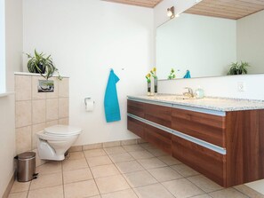 House | Bathroom - 4 Star Holiday Home in Hemmet (Hemmet)