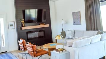 Smart-tv, eldstad, tv-spel och bordsfotboll