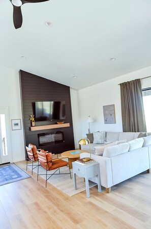 Smart TV, fireplace, video games, table football - Bear Lake Family Retreat -Arcades, Fire Pits, Ideal Beach Access, 2 min to Beach (Garden City)