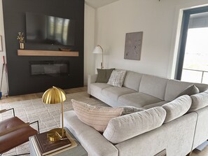 Una Smart TV, una chimenea, videojuegos, un futbolín