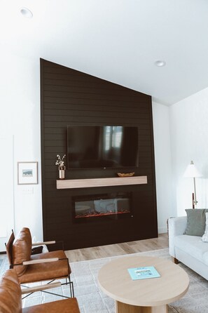 Una Smart TV, una chimenea, videojuegos, un futbolín