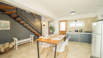 Cabin, 2 Bedrooms, Patio, Garden View | Dining room