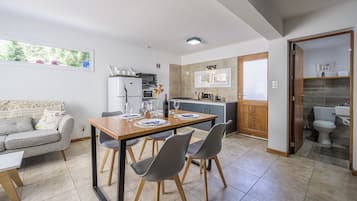 Cabin, 2 Bedrooms, Patio, Garden View | Dining room
