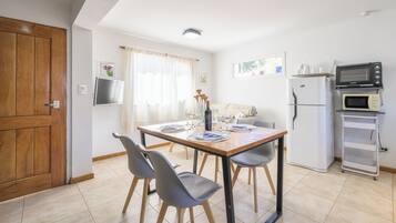 Cabin, 2 Bedrooms, Patio, Garden View | Dining room
