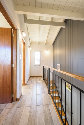 Mökki, 2 makuuhuonetta, patio, näköala puutarhaan | 2 makuuhuonetta, ylelliset vuodevaatteet, untuvapeitot