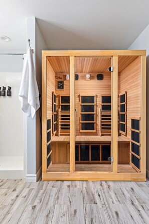 Sauna - The Sheridan Grand | 8 Bedrooms | Pet Friendly | Hot Tub | Sauna (Michigan City)