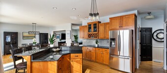 The Sheridan Grand | 8 Bedrooms | Pet Friendly | Hot Tub | Sauna