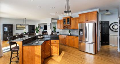 The Sheridan Grand | 8 Bedrooms | Pet Friendly | Hot Tub | Sauna