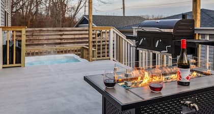 The Sheridan Grand | 8 Bedrooms | Pet Friendly | Hot Tub | Sauna