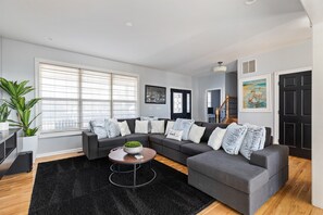 TV connectée, jeux vidéo, baby-foot, livres