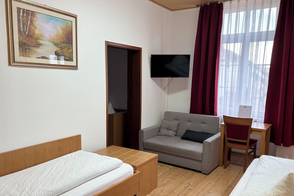 Family Room | Desk, WiFi (free)