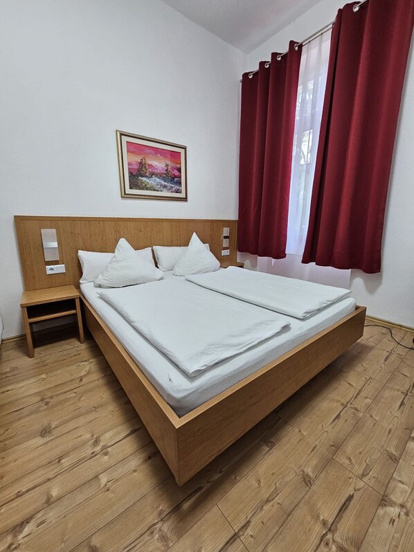 Standard Double Room | Desk, free WiFi - Hotel Schwert (Kehl)