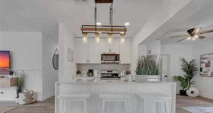 Boho Chic: 3BR Home With Pool