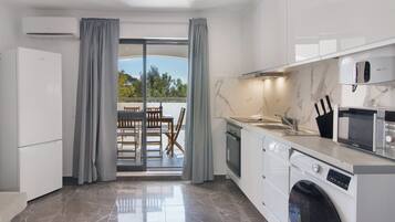 Refrigerador, microondas, horno, placa de cocina