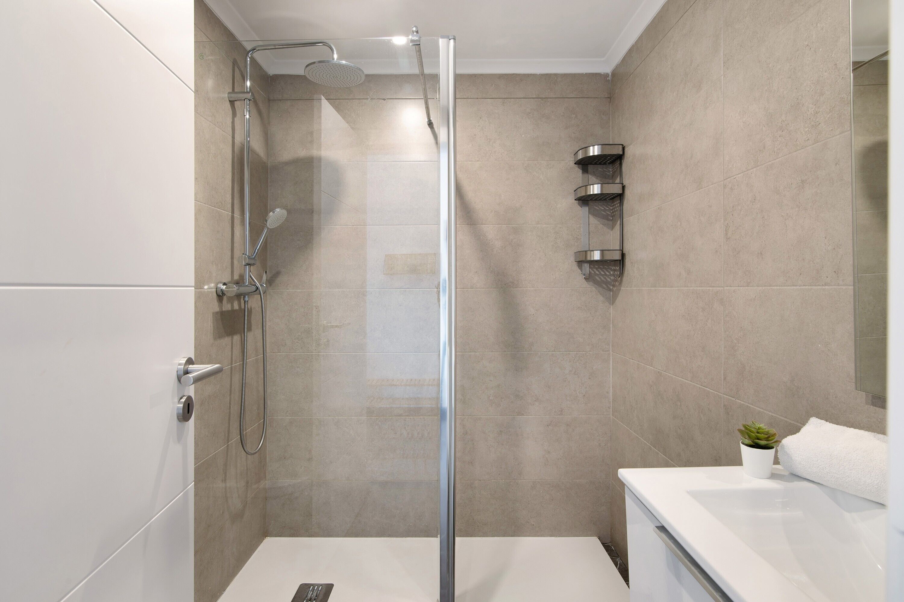 Een douche, een haardroger, handdoeken