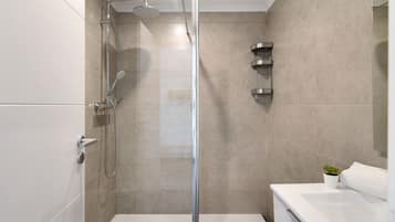 Een douche, een haardroger, handdoeken