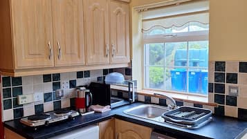 House | Private kitchen | Fridge, microwave, stovetop, electric kettle