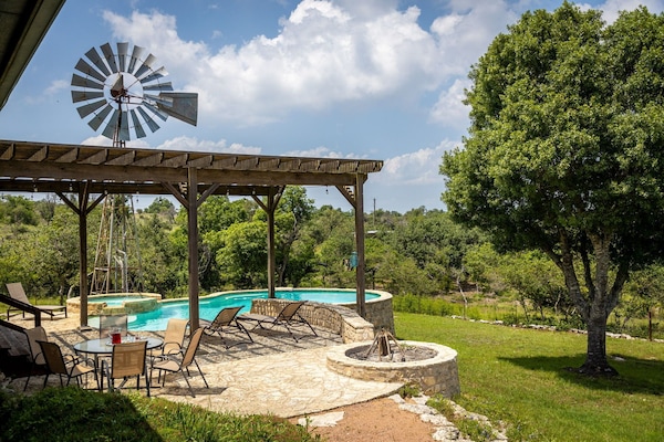 Una piscina al aire libre