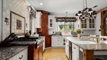 雪櫃、微波爐、焗爐、爐具