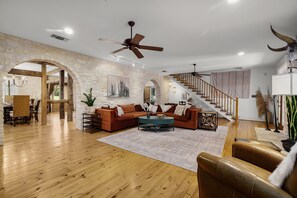 Smart TV, fireplace - Adobe Creek Ranch - Sleeps up to 14, Hot Tub & Fire Pit (Fredericksburg)
