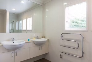 Douche, sèche-cheveux, serviettes fournies, savon