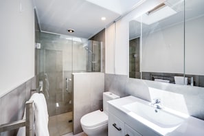 Shower - Village Life - Havelock North Retreat (Havelock North)
