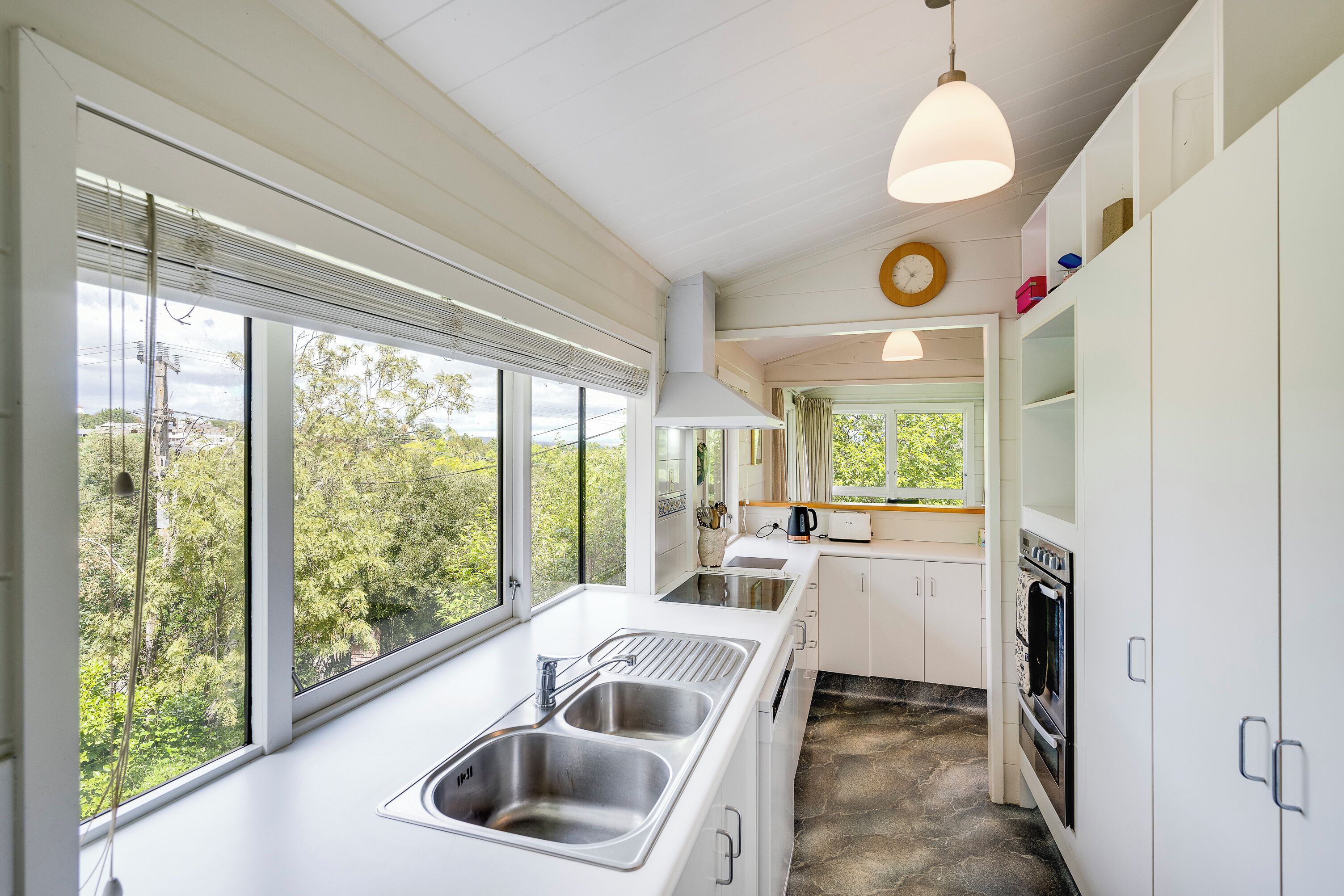 Refrigerador, lavavajillas, tostadora y utensilios de cocina 