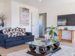 TV - Family Casa - Cooks Beach Holiday Home (Cooks Beach)
