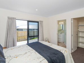 3 chambres, fer et planche Ă repasser