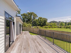 Terrace/patio - Family Casa - Cooks Beach Holiday Home (Cooks Beach)