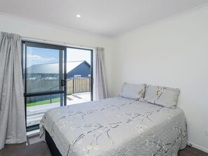 3 bedrooms, iron/ironing board, WiFi - Family Casa - Cooks Beach Holiday Home (Cooks Beach)