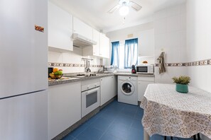 Fridge, microwave, oven, coffee/tea maker