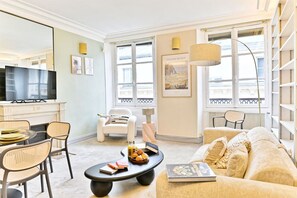 TV - Chic apartment in prestigious 7th arrondissement. (Paris)