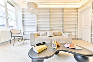 TV - Chic apartment in prestigious 7th arrondissement. (Paris)