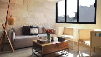 Departamento Deluxe, balcón, vista al parque | Área de sala de estar | Smart TV de 42 pulgadas con canales digitales