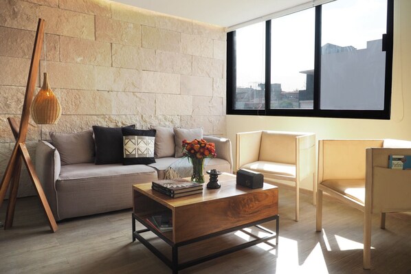 ดีลักซ์อพาร์ทเมนท์, ระเบียง, วิวสวนสาธารณะ | บริเวณนั่งเล่น | สมาร์ททีวี 42 นิ้ว พร้อมช่องดิจิตอล