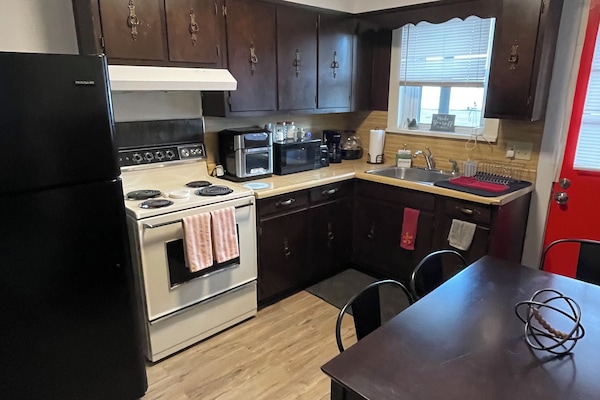 Een koelkast, een magnetron, een oven, een kookplaat