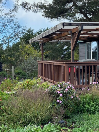 Private Garden Home near beach&downtown Ft.Bragg-quiet & nice!