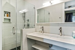Een douche, een haardroger, handdoeken, zeep
