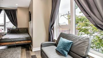 6 bedrooms, iron/ironing board, WiFi, bed sheets