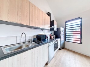 Jääkaappi, mikroaaltouuni, uuni, astianpesukone