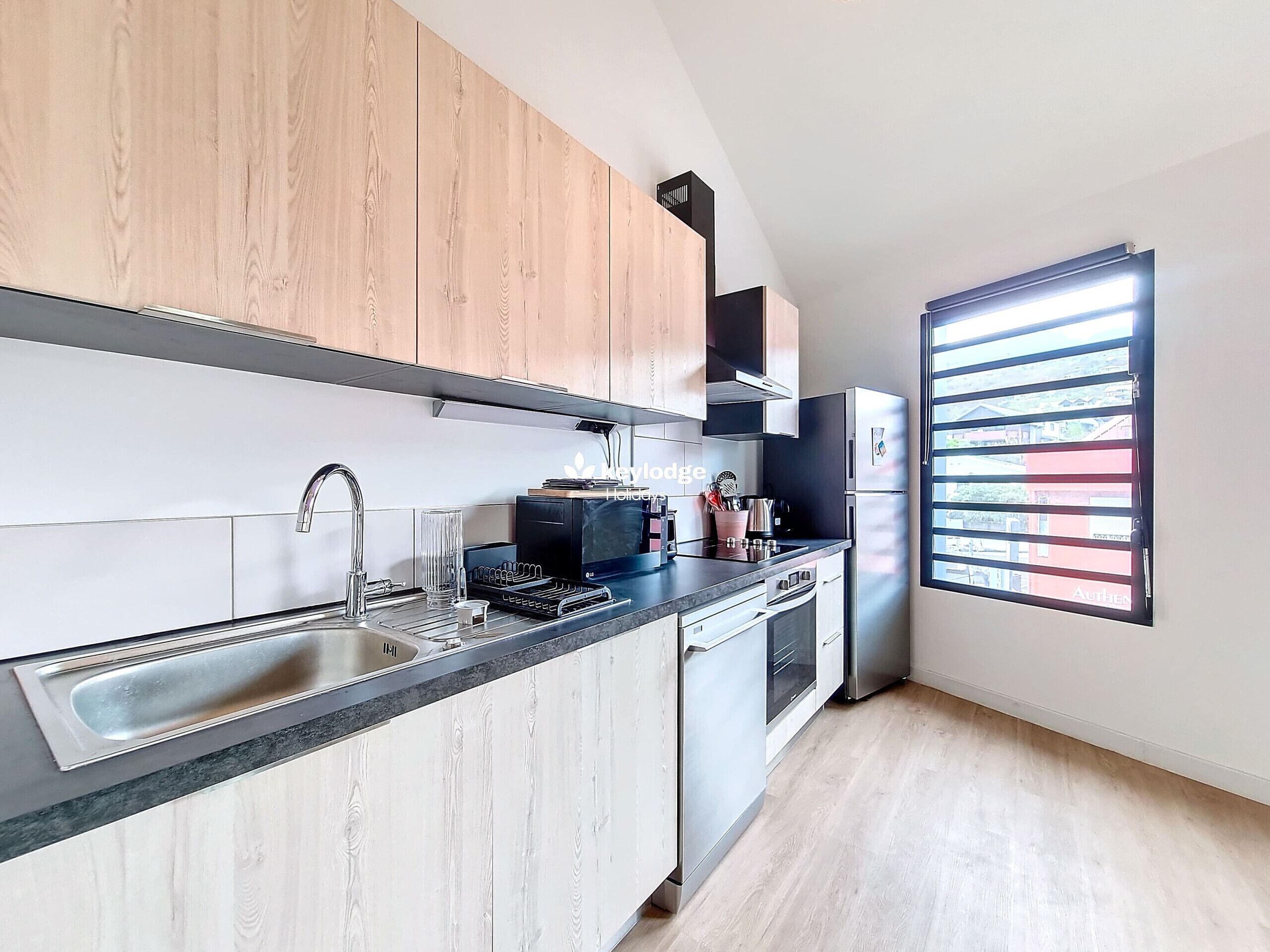 Geladeira, micro-ondas, fogão, lava-louças