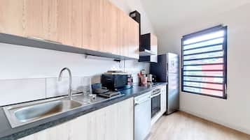 Geladeira, micro-ondas, fogão, lava-louças