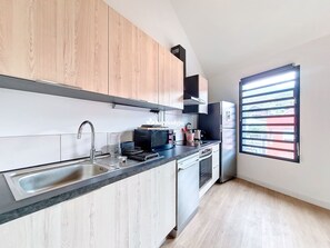 Een koelkast, een magnetron, een oven, een vaatwasser