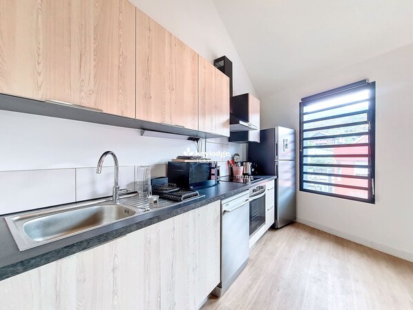 Réfrigérateur, four à micro-ondes, un four, lave-vaisselle