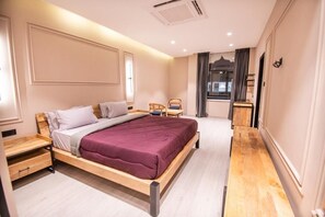 Een kluis op de kamer, een bureau, een laptopwerkplek