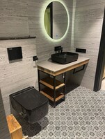 Chambre Double Deluxe | Salle de bain | Douche, articles de toilette gratuits, sèche-cheveux, chaussons