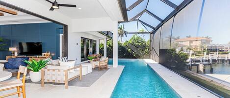 Alberca al aire libre y alberca climatizada